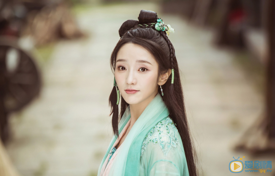 新白娘子傳奇小青的身份是什麼？她和東海龍王是什麼關係？