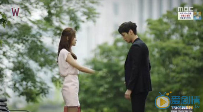 W兩個世界第7集中尹紹熙的手為何突然消失?