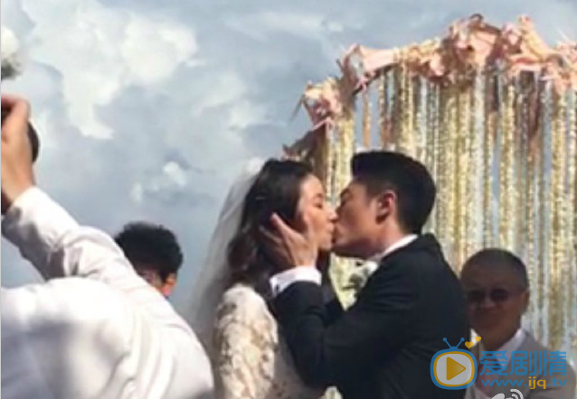 林心如霍建華大婚 彼此深情表白“我愛你”擁吻5秒