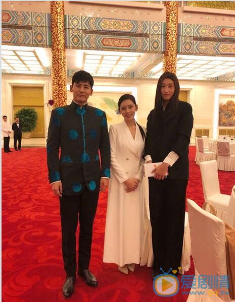 於曉光帶著秋瓷炫出席國賓晚宴，兩人牽手甜蜜撒糖