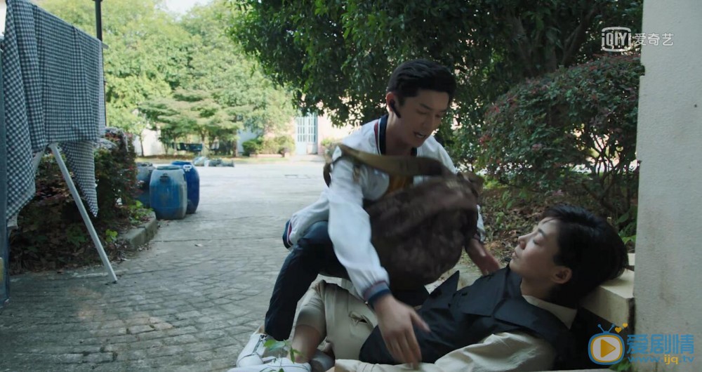 反恐特戰隊之天狼朱麗彤替秦曉陽擋槍 秦曉陽帶著朱麗彤逃跑 