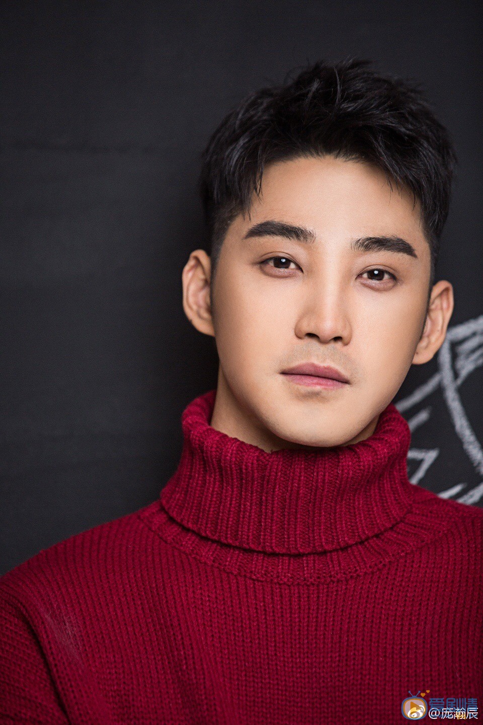 我站在橋上看風景羅智是誰演的?羅智扮演者龐瀚辰個人資料、寫真及生活照欣賞