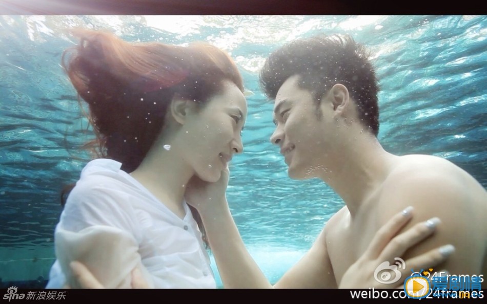 陳赫張子萱擁吻視頻曝光 隨後二人發表聲明承認戀情 陳赫與許婧昔日恩愛照2013年9月16日，“曾小賢”陳赫在普吉島與相戀十三年的女友完婚。一組他拍攝婚紗的花絮圖曝光。既有在叢林中的俏皮高難度照，也有在海邊的浪漫牽手照。