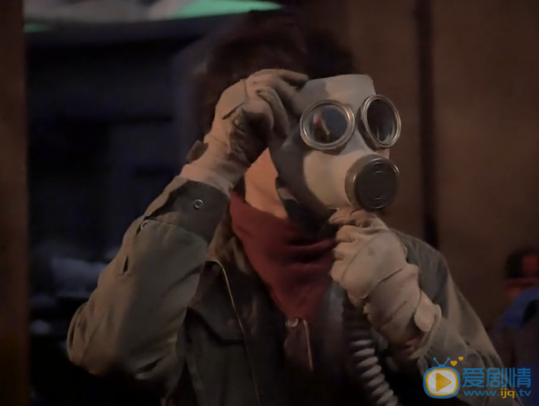 鬼吹燈之精絕古城將播 靳東戴防毒面具變&ldquo;大眼萌東&rdquo;