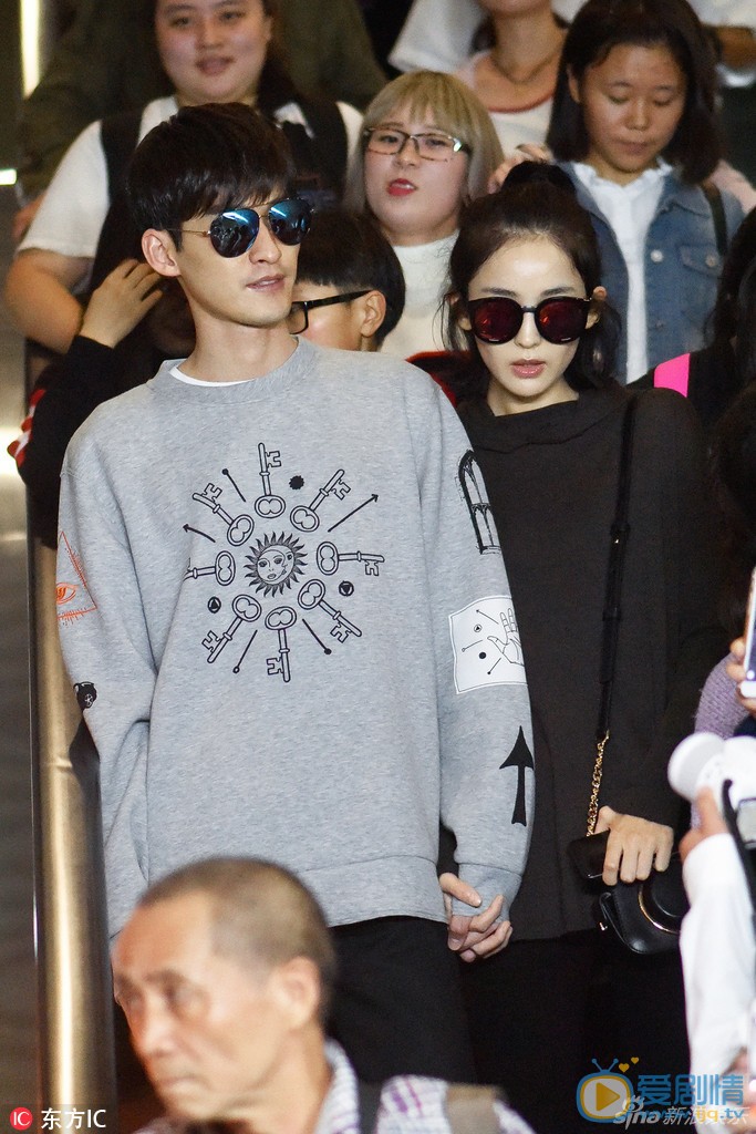 張翰娜扎機場合體，十指緊扣又發狗糧