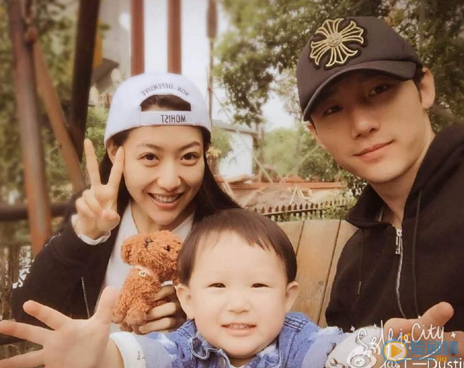 丁一個人資料簡介 丁一和老婆白冰以及女兒合照