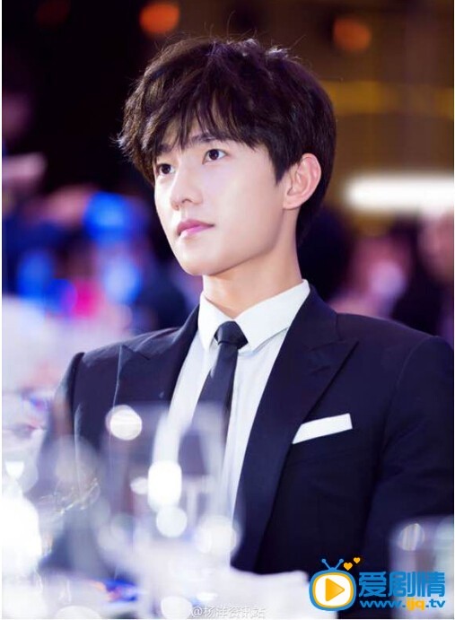  微微一下很傾城楊洋帥氣西裝照曝光 霸道總裁氣質神似肖奈