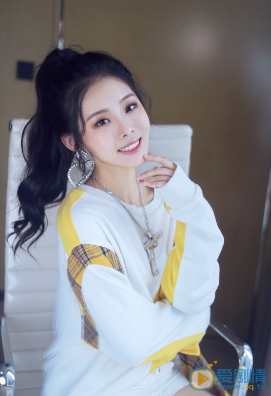 王婷個人資料簡介 王婷演藝經歷 王婷甜美可愛寫真圖片