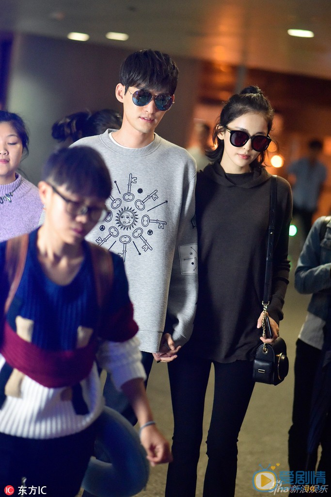 張翰娜扎機場合體，十指緊扣又發狗糧