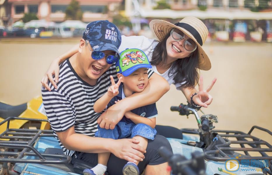 楊若兮個人資料簡介 楊若兮和老公連奕名以及兒子合照