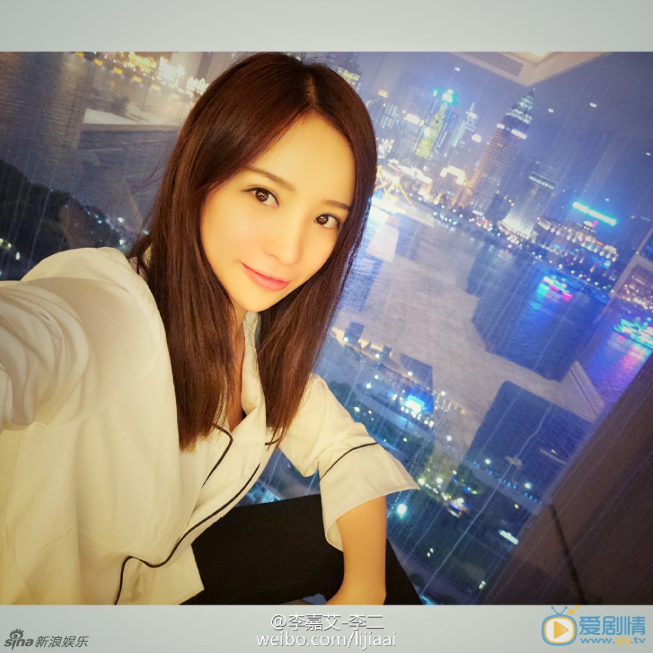 喬任梁前女友李嘉艾海量私照流出，身材傲人臉蛋漂亮。曾曬與喬任梁微信聊天記錄