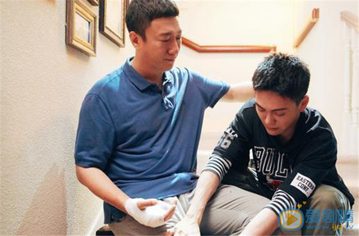 帶著爸爸去留學黃小棟的身世是什麼？他不是黃成棟親生的嗎？ 