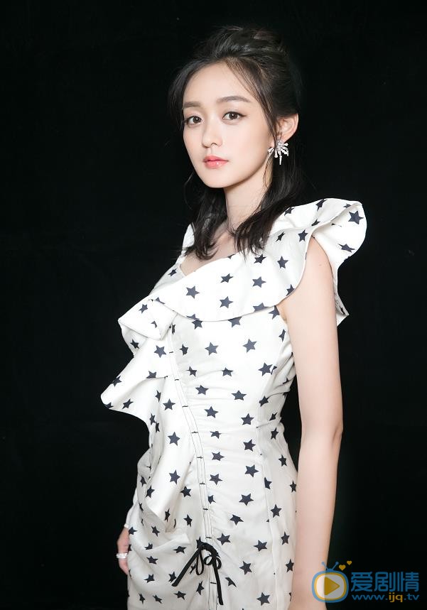 愛情進化論邢清清是誰演的？邢清清扮演者何泓姍個人資料、寫真及生活照欣賞