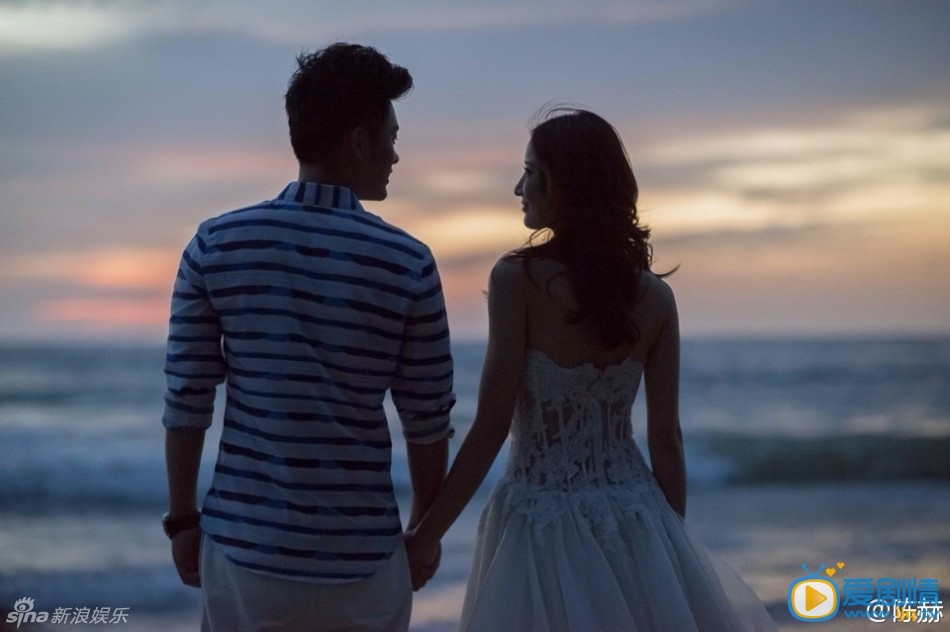 陳赫張子萱擁吻視頻曝光 隨後二人發表聲明承認戀情 陳赫與許婧昔日恩愛照2013年9月16日，“曾小賢”陳赫在普吉島與相戀十三年的女友完婚。一組他拍攝婚紗的花絮圖曝光。既有在叢林中的俏皮高難度照，也有在海邊的浪漫牽手照。