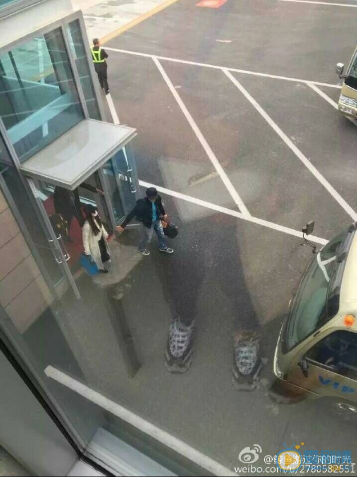 回家準備婚禮？曝范冰冰李晨現身煙臺，甜蜜牽手