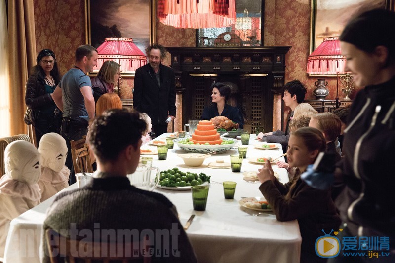 佩小姐的奇幻城堡發布幕後照  再現孤兒院詭異日常