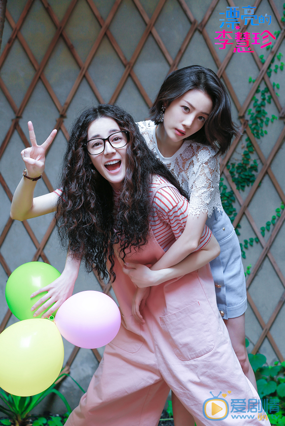  漂亮的李慧珍曝閨蜜照 迪麗熱巴李溪芮戲裡戲外姐妹情深