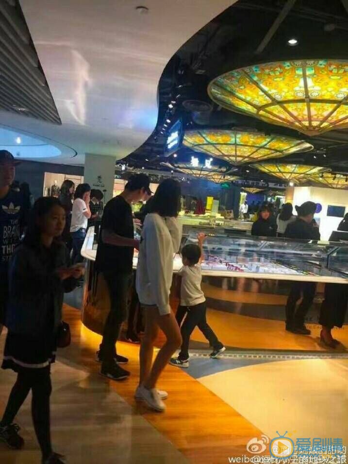 王思聰陪美女逛街吃飯,國民老公曆任女友大盤點