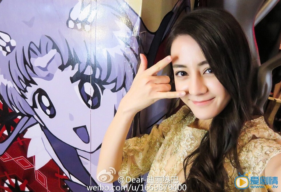 迪麗熱巴整容了嗎？迪麗熱巴整容前後對比照 海量迪麗熱巴生活照