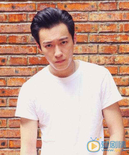 致我們單純的小美好李束是誰演的？李束扮演者張何昊臻個人資料、寫真及生活照欣賞