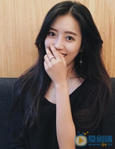 致我們單純的小美好林靜曉是誰演的？林靜曉扮演者王梓薇個人資料、寫真及生活照欣賞