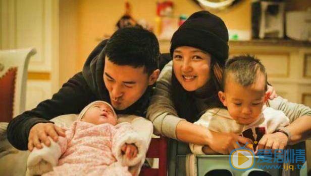 何潔和赫子銘以及一兒一女合照