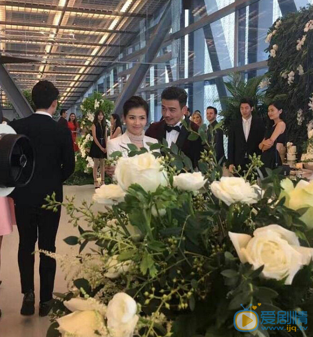  歡樂頌2最新花絮曝光 小包總楊爍偷吻劉濤