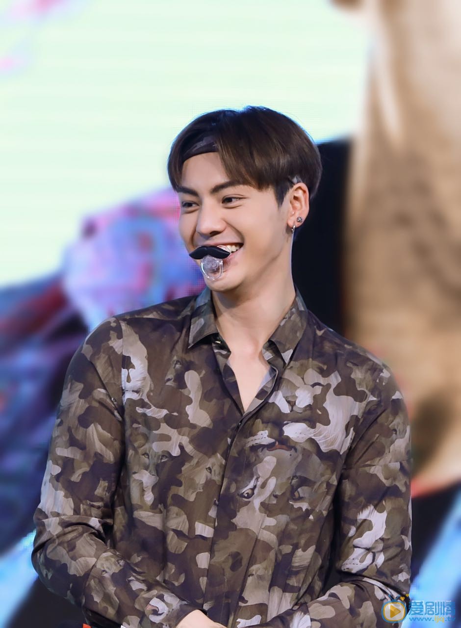 那件瘋狂的小事叫愛情發布會陳偉霆著迷彩衣帥氣亮相