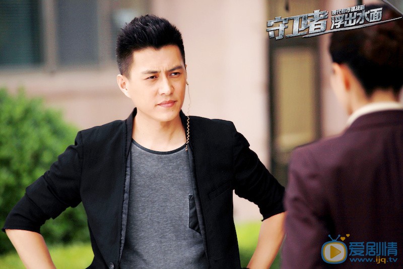 浮出水面將播 老幹部靳東首次獻唱主題曲《你不孤單》