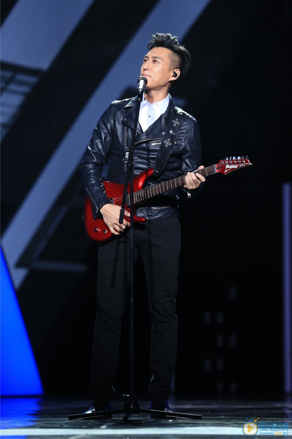 《偽裝者》三兄弟齊聚東方衛視跨年演唱會 引爆銀屏 靳東12月31日，四大衛視跨年晚會同檔舉行。《偽裝者》兄弟胡歌靳東合體東方衛視跨年晚會，獨唱之外還合唱一首。王凱則獨自在湖南衛視跨年，與冬粉互動比手大小。