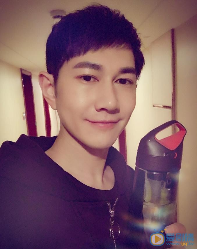 橙紅年代韓進是誰演的？韓進扮演者何明翰個人資料、寫真及生活照欣賞