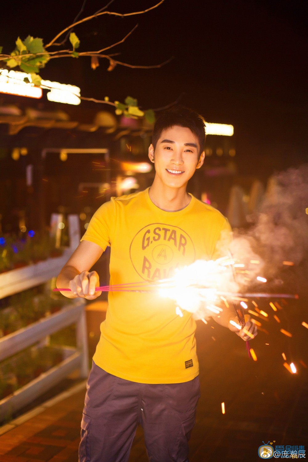 我站在橋上看風景羅智是誰演的？羅智扮演者龐瀚辰個人資料、寫真及生活照欣賞