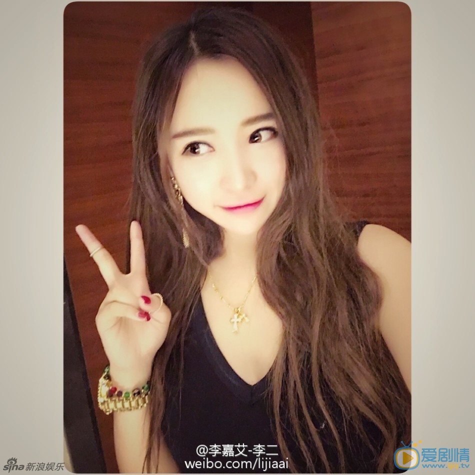 喬任梁前女友李嘉艾海量私照流出，身材傲人臉蛋漂亮。曾曬與喬任梁微信聊天記錄