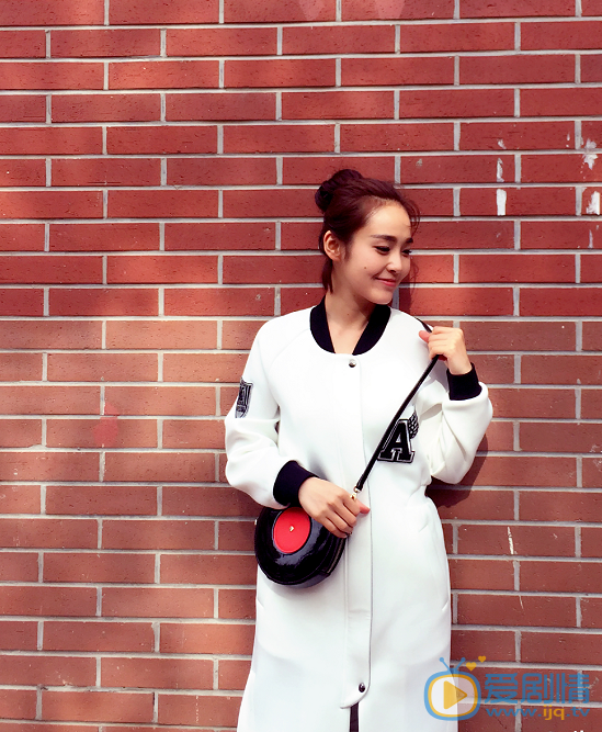 雞毛飛上天邱岩是誰演的？邱岩扮演者張佳寧個人資料及生活寫真照欣賞