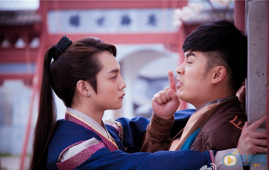 極品家丁劇組殺青 陳赫耍劍撩妹兩不誤