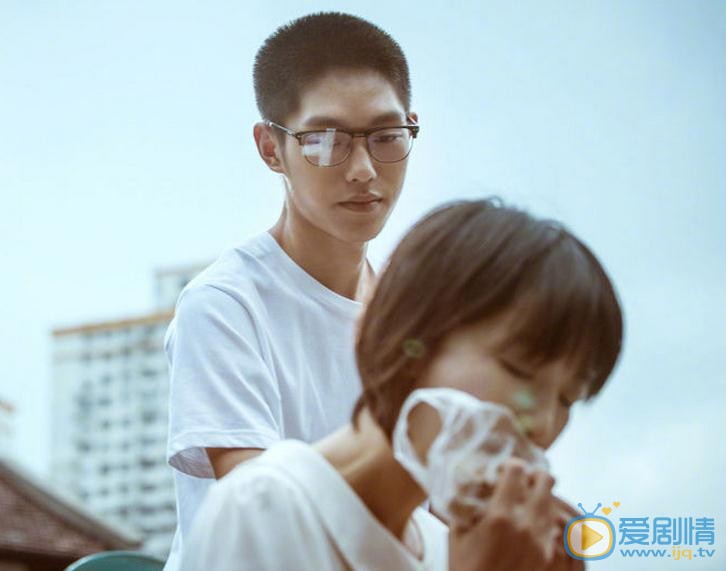 王鏘個人資料簡介 王鏘《陽台上》劇照