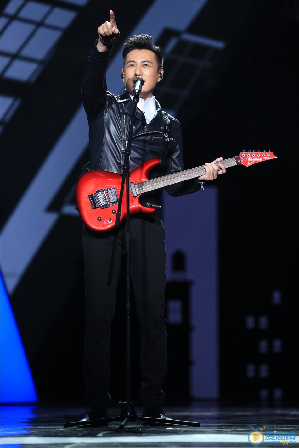 《偽裝者》三兄弟齊聚東方衛視跨年演唱會 引爆銀屏 靳東12月31日，四大衛視跨年晚會同檔舉行。《偽裝者》兄弟胡歌靳東合體東方衛視跨年晚會，獨唱之外還合唱一首。王凱則獨自在湖南衛視跨年，與冬粉互動比手大小。