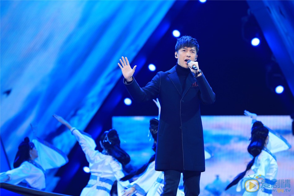 《偽裝者》三兄弟齊聚東方衛視跨年演唱會 引爆銀屏 胡歌12月31日，四大衛視跨年晚會同檔舉行。《偽裝者》兄弟胡歌靳東合體東方衛視跨年晚會，獨唱之外還合唱一首。王凱則獨自在湖南衛視跨年，與冬粉互動比手大小。