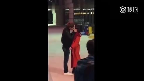 談判官路透第二彈：黃子韜楊冪戀愛秘訣曝光——牽手+抱抱+親親