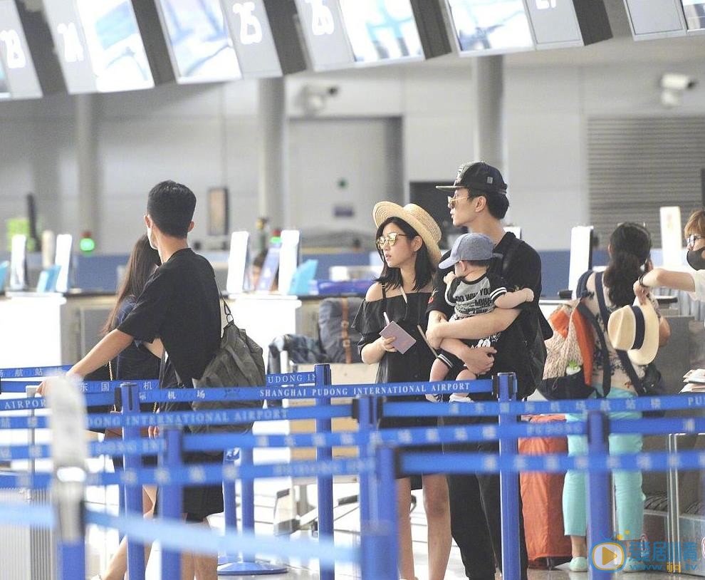 陳曉陳妍希攜兒子小星星首次曝光 陳曉寵溺餵奶奶爸很“有道”