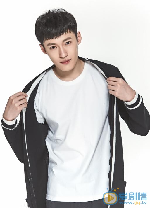 致我們單純的小美好李束是誰演的？李束扮演者張何昊臻個人資料、寫真及生活照欣賞