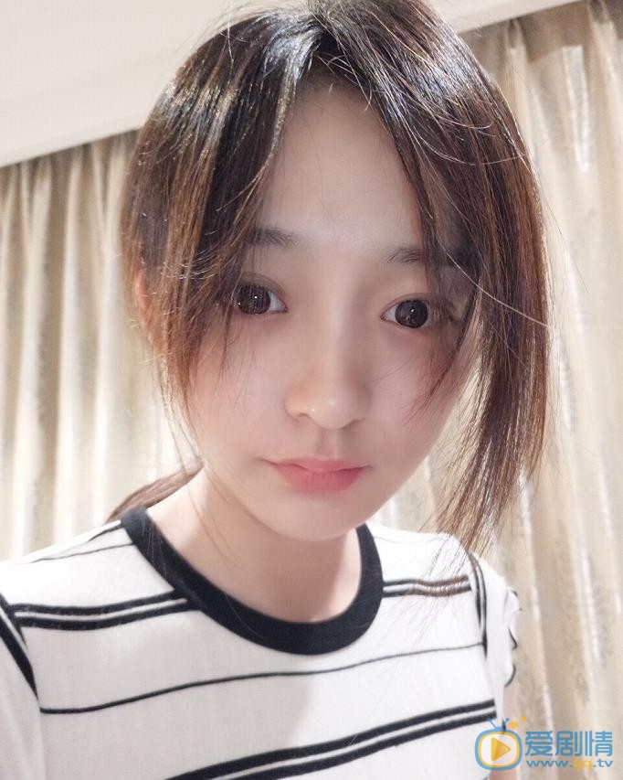 愛情進化論邢清清是誰演的？邢清清扮演者何泓姍個人資料、寫真及生活照欣賞