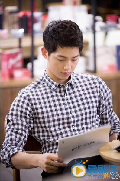 太陽的後裔現場照曝光：宋仲基認真背台詞