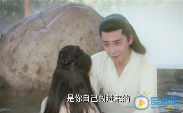 東宮小楓在溫泉中碰見李承鄞 兩人四目相對場面十分尷尬