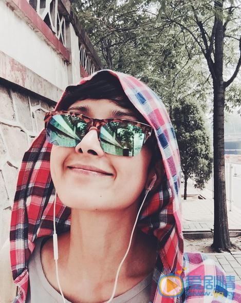 騾子和金子花姑是誰扮演的?花姑扮演者黃曼個人資料、寫真及生活照欣賞