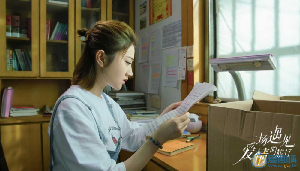 一場遇見愛情的旅行李心月與金小天聊天 金小天為李心月戴上項鍊