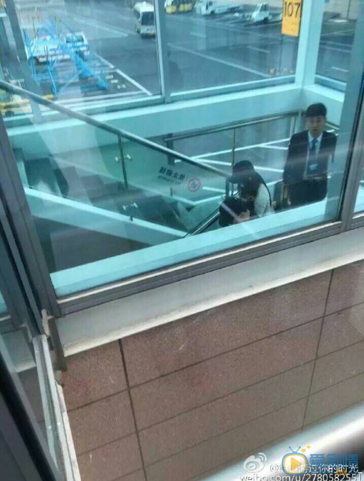 回家準備婚禮？曝范冰冰李晨現身煙臺，甜蜜牽手