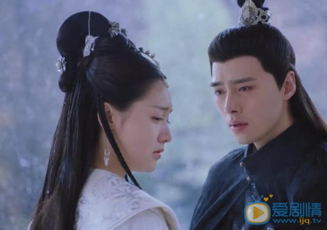 明月照我心李明月是由誰飾演的？劇中的她和誰有感情線？