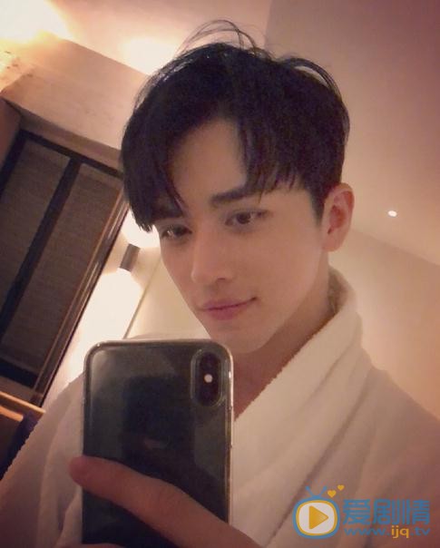 愛情進化論丁宇揚是誰演的？丁宇揚扮演者許魏洲個人資料、寫真及生活照欣賞