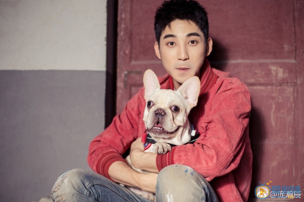 我站在橋上看風景羅智是誰演的？羅智扮演者龐瀚辰個人資料、寫真及生活照欣賞